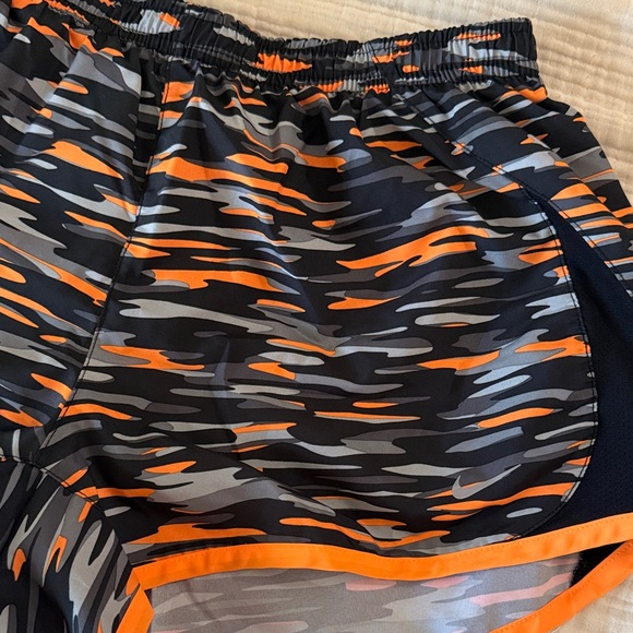Nike Camouflage Women's Shorts - Picture 2 of 5